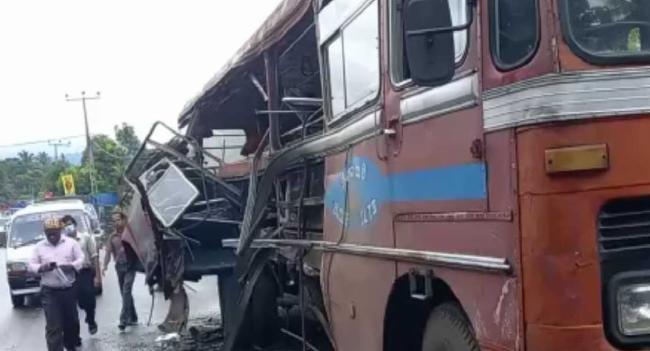 மாவனெல்லையில் பஸ்கள் நேருக்கு நேர் மோதி விபத்து